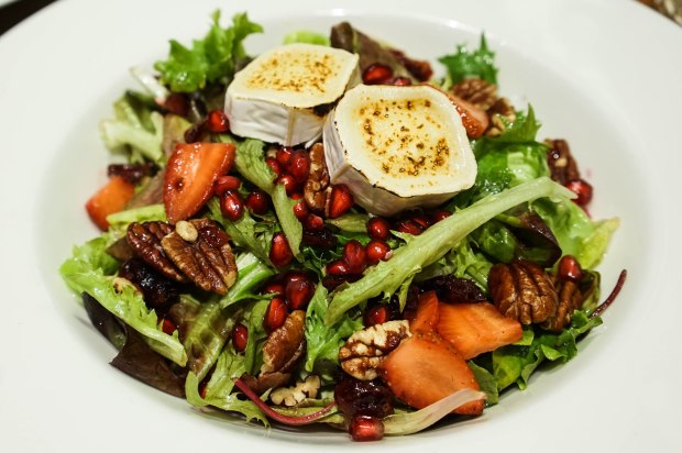 brotzeit-gegrillter-ziegenkase-salat-mit-beren