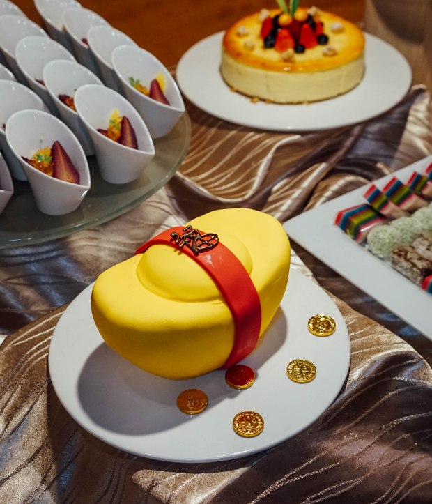amara-hotel-cny-2019-cake-3