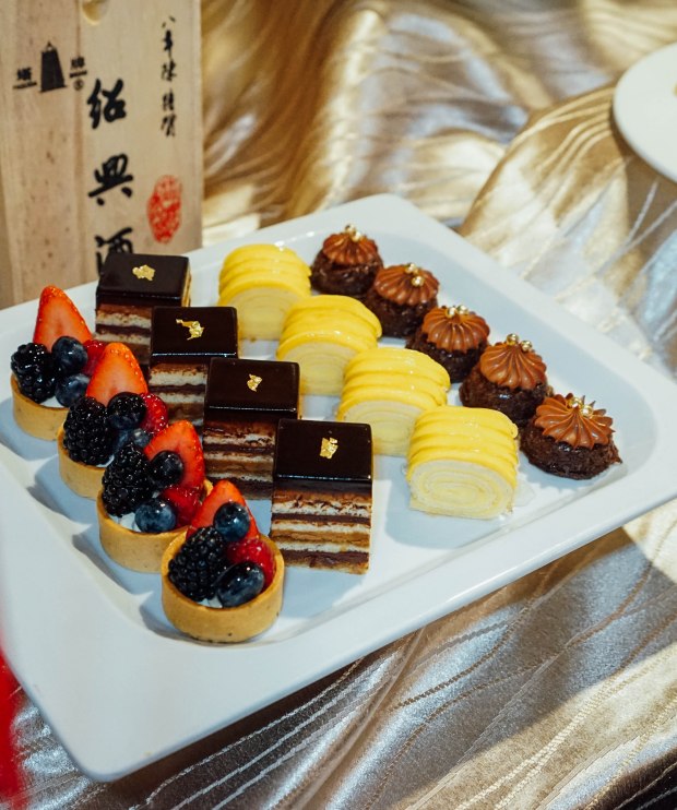 amara-hotel-cny-2019-cake-4