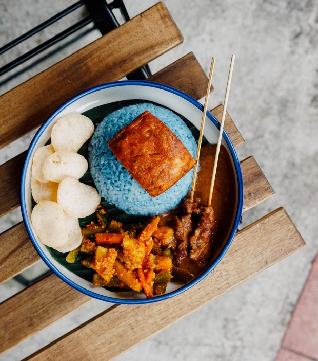 estation-cafe-cafe-otak-with-butterfly-pea-rice