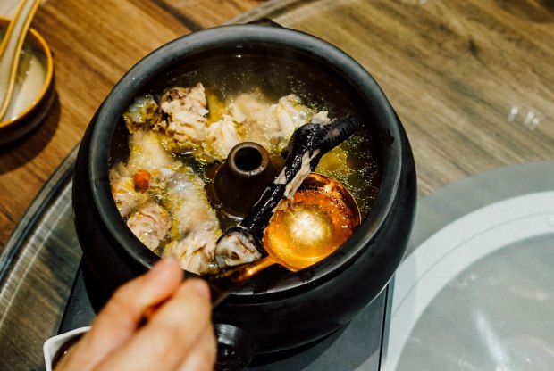 yun-nans-black-feet-chicken-with-wolfberry