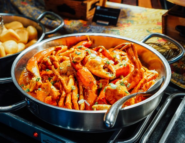 parkroyal-on-pickering-singapore-loco-local-chilli-crab