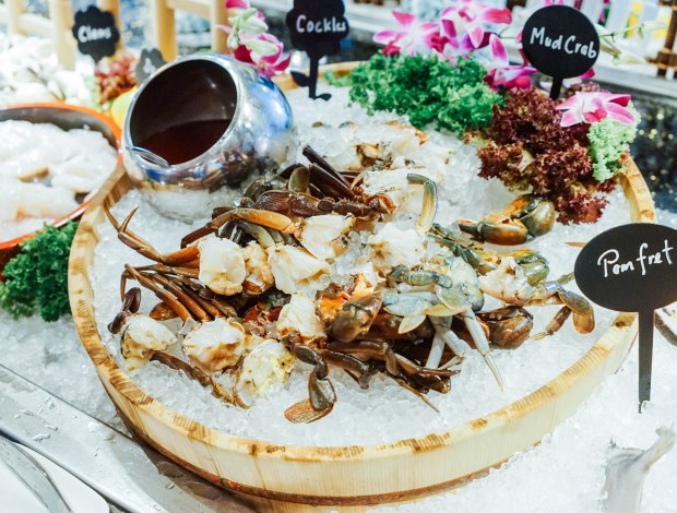 m-hotel-the-buffet-crab