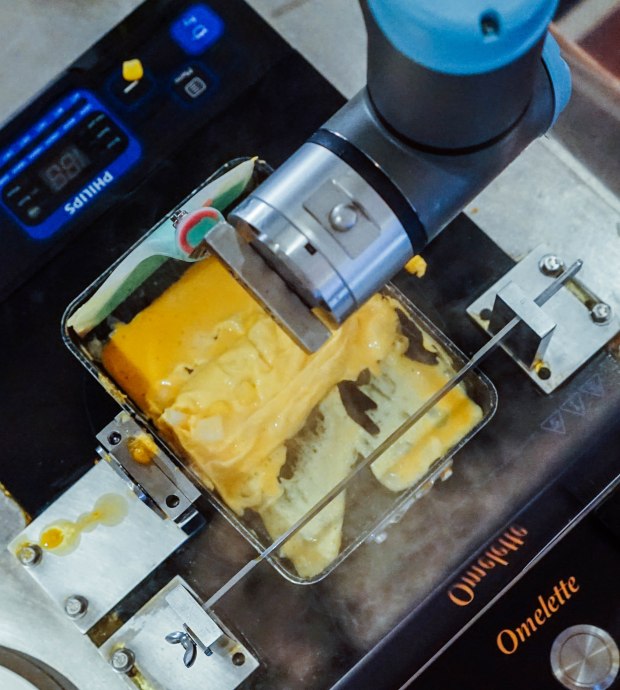 m-hotel-the-buffet-live-omelette-robot-2