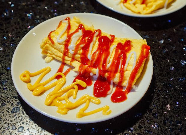 m-hotel-the-buffet-live-omelette-robot