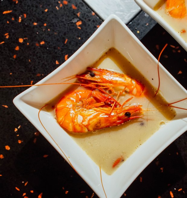 m-hotel-the-buffet-live-prawn