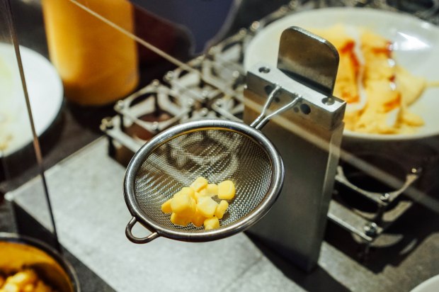 m-hotel-the-buffet-steamboat-live-omelette-robot-3