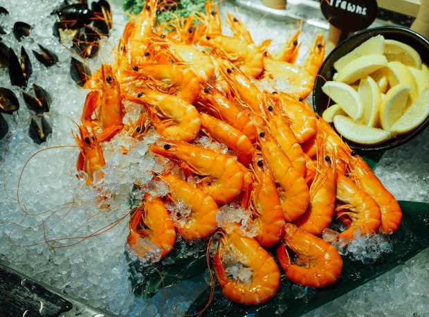 m-hotel-the-buffet-steamboat-prawns-2