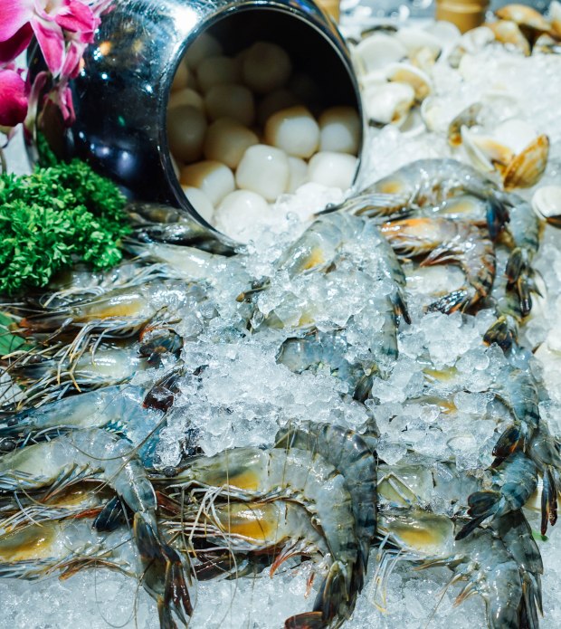 m-hotel-the-buffet-steamboat-prawns