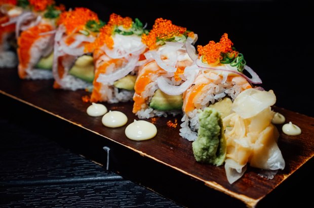 ten-sushi-aburi-salmon-avocado-roll