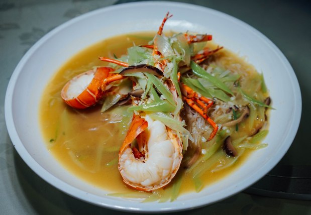 famous-kitchen-lobster-braised-with-beehoon