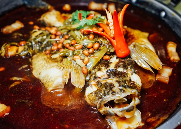 famous-kitchen-steamed-fish-with-preserved-vegetables-on-hot-plate