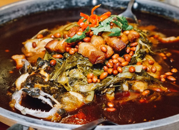 famous-kitchen-steamed-fish-with-preserved-vegetables-on-hot-plate