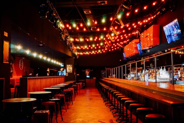 coyote-ugly-saloon-singapore-3