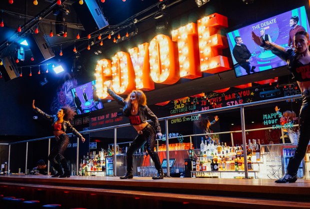 coyote-ugly-saloon-singapore-bartop-dancing