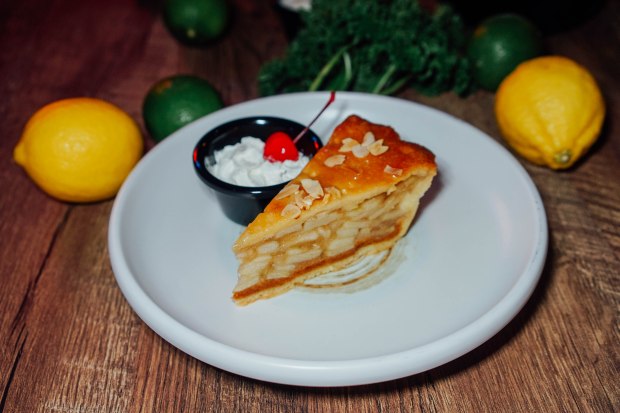 coyote-ugly-saloon-singapore-homemade-granny-apple-pie