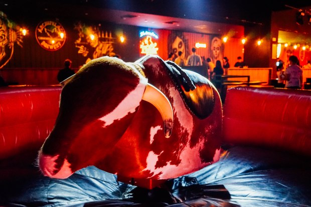 coyote-ugly-saloon-singapore-mechanical-bull