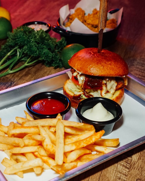 coyote-ugly-saloon-singapore-nashville-chicken-burger