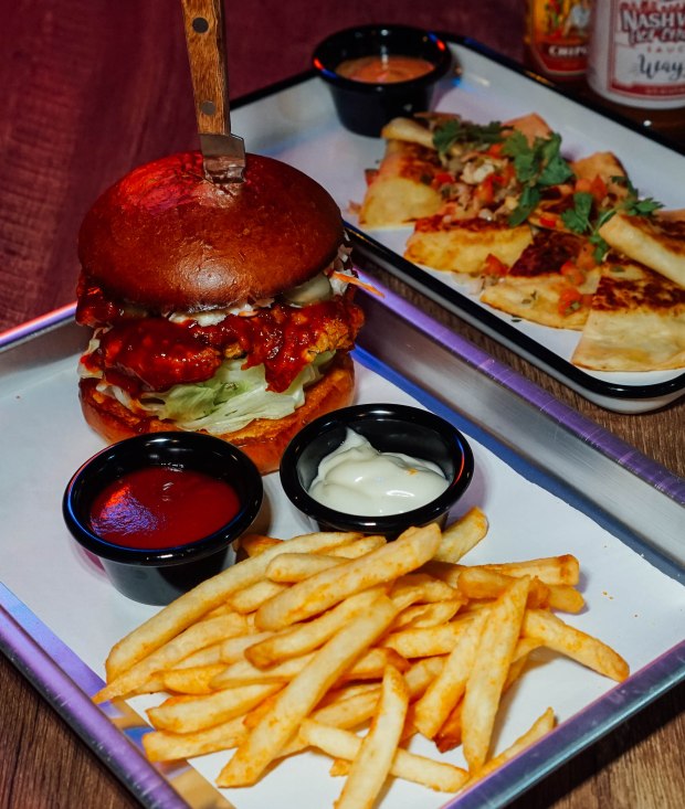 coyote-ugly-saloon-singapore-pulled-pork-burger