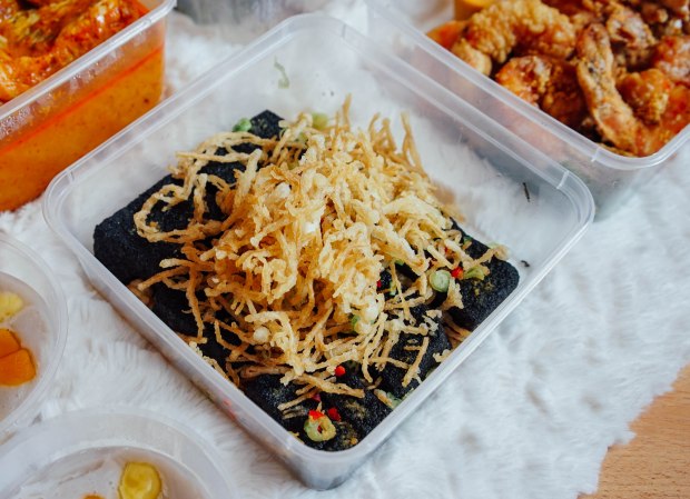 famous-kitchen-charcoal-beancurd-with-enoki-mushroom