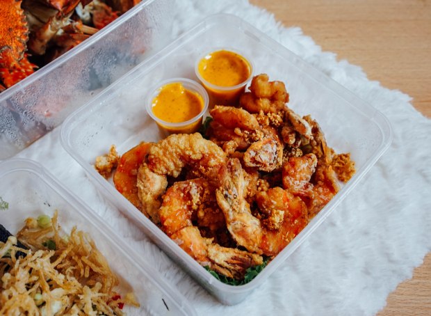 famous-kitchen-salted-egg-yolk-prawn