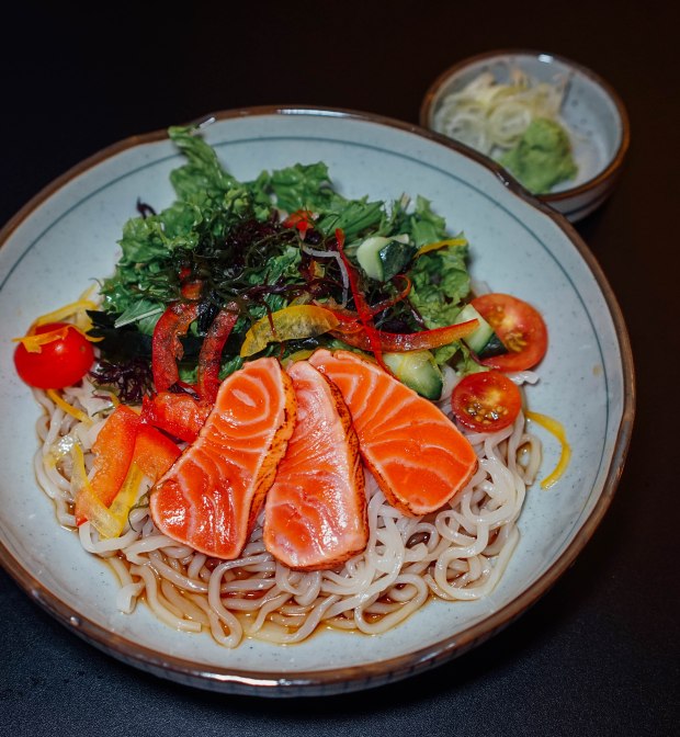 kiyoshi-aburi-salmon-salad-udon