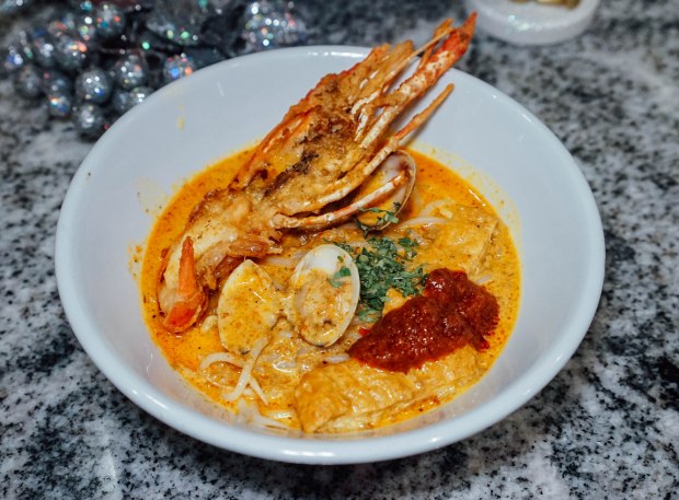 swissotel-merchant-court-ellenborough-market-cafe-festive-buffet-emc-signature-laksa