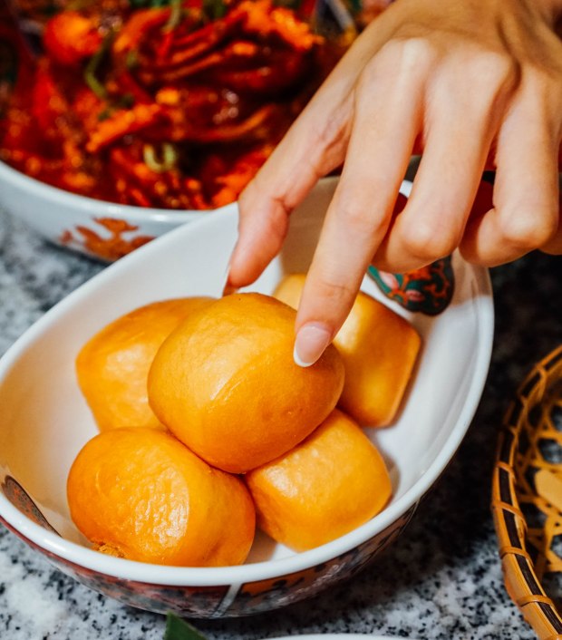 swissotel-merchant-court-ellengorough-market-cafe-christmas-buffet-fried-mantou