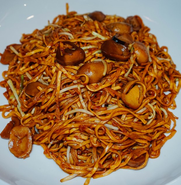 famous-kitchen-cny-Stir-Fried E-Fu Noodles with Straw Mushroom