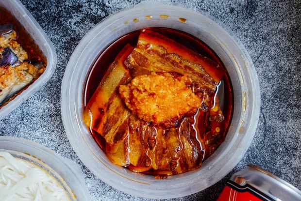 tamjai-samgor-sliced-pork-belly-with-mashed-garlic