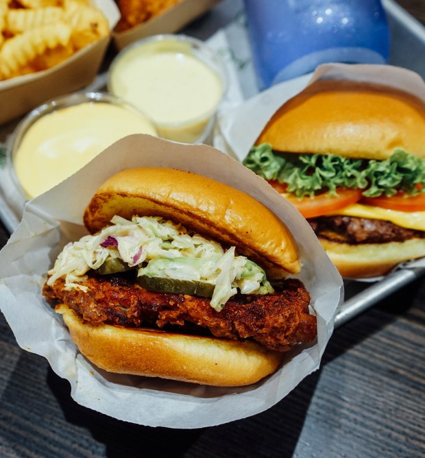 shake-shack-singapore-dark-meat-hot-chicken-burger-3