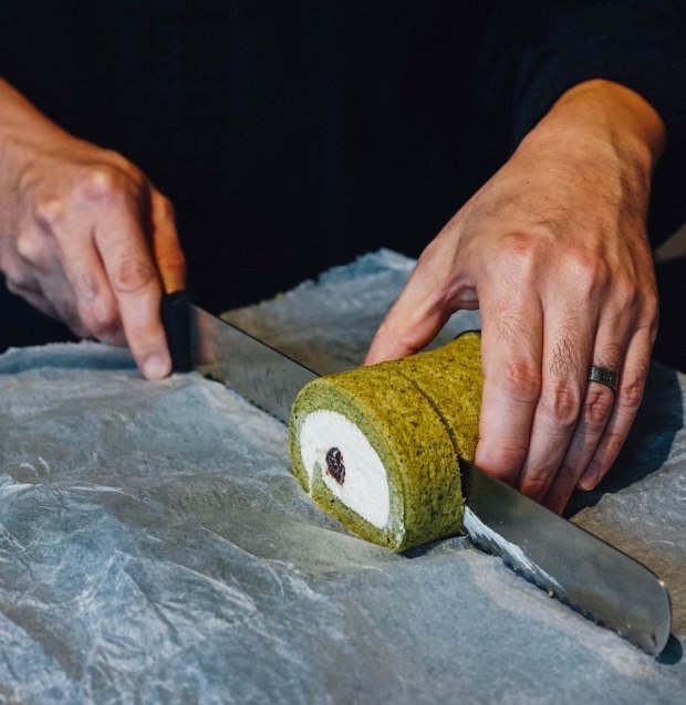 asaru-studio-matcha-roll-cake