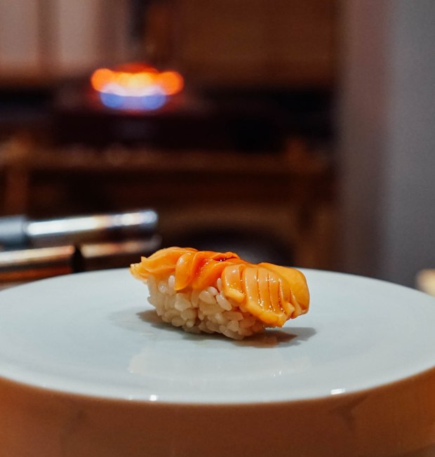 shinsora-omakase-akagai-sushi