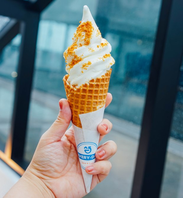 avery-day-mart-soft-serve-with-lotus-biscoff