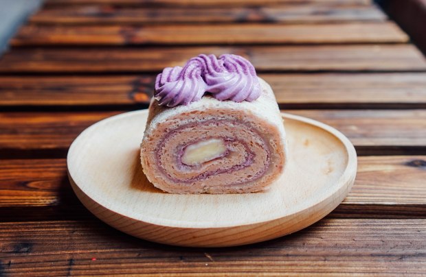 whisking-bakes-taro-mochi-swiss-roll