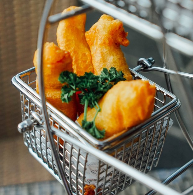 paradox-singapore-merchant-court-at-clarke-quay-alfresco-ferris-wheel-sampler-beer-battered-fish-fingers