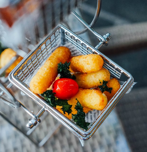 paradox-singapore-merchant-court-at-clarke-quay-alfresco-ferris-wheel-sampler-breaded-cheese-sticks