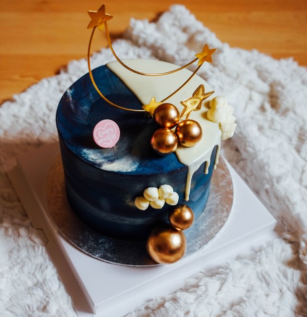 honeypeach-bakery-galaxy-moon