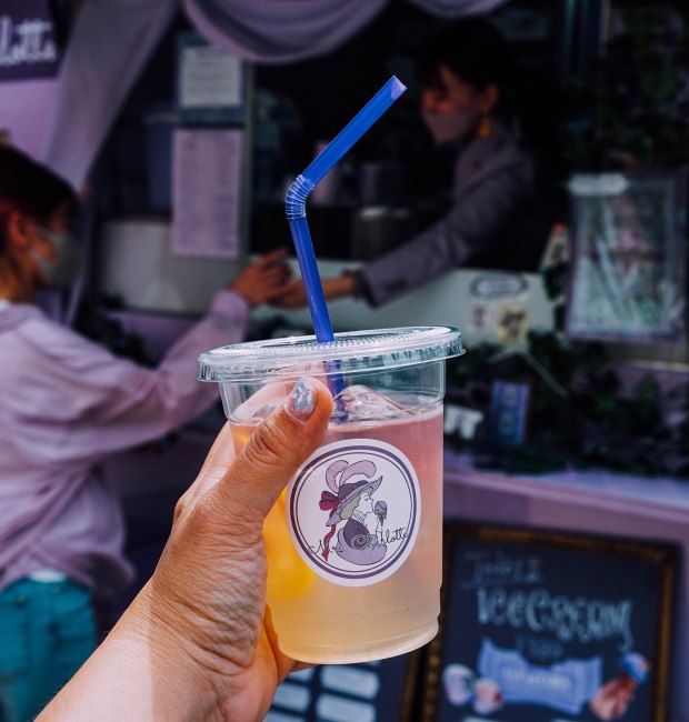 mrs-charlotte-food-truck-lemonade