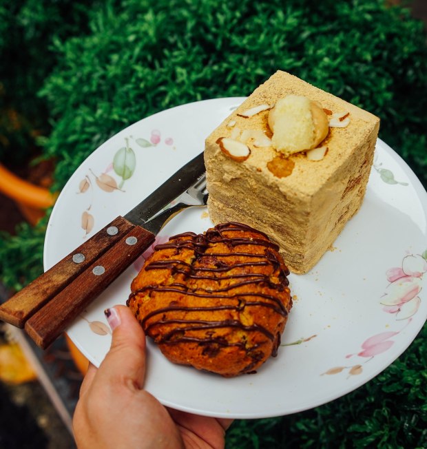 cafe-margaret-injeolmi-cubepie-and-chocolate-and-walnut-cookie