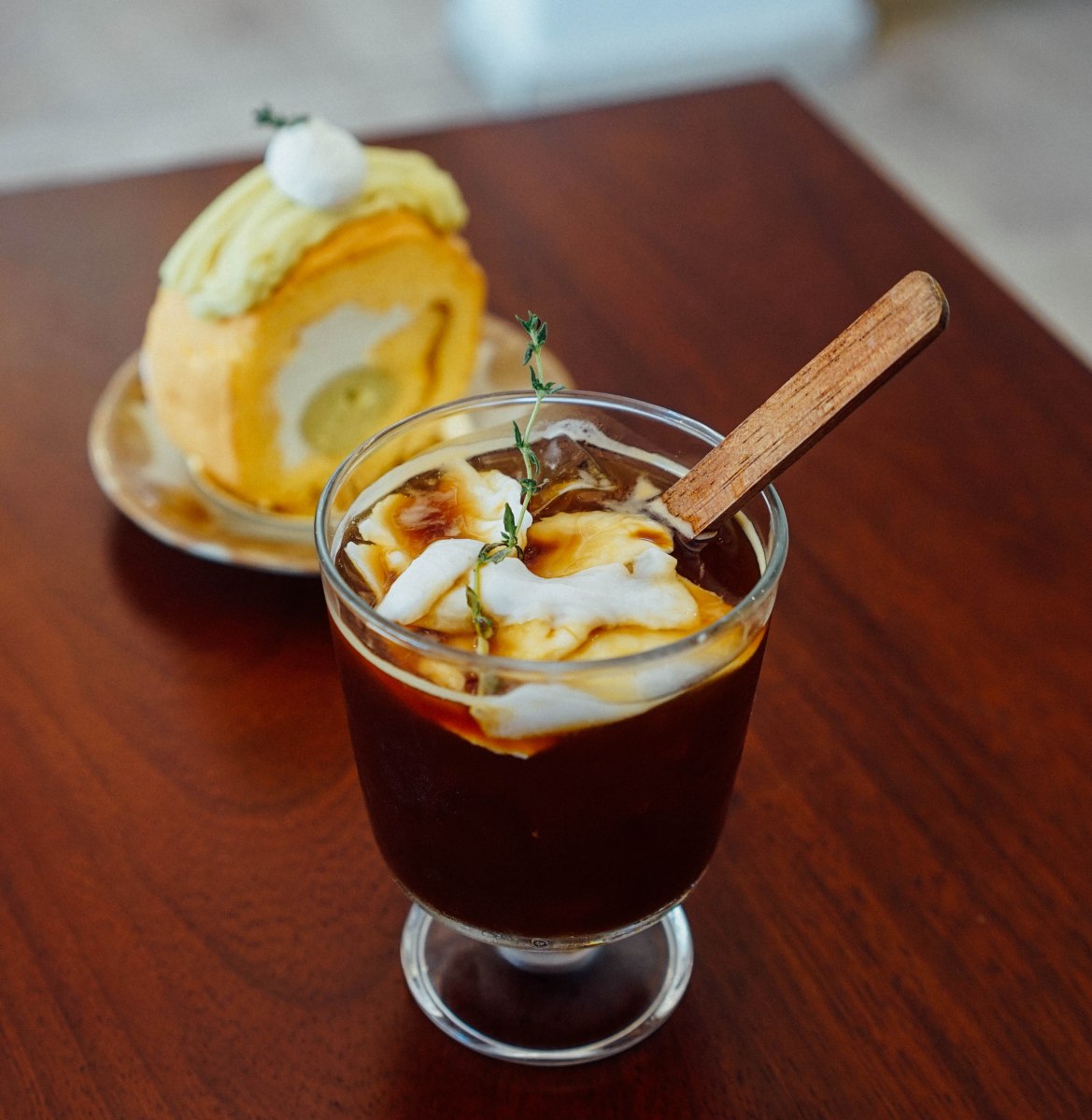 simple-cafe-coconut-juice-with-espresso