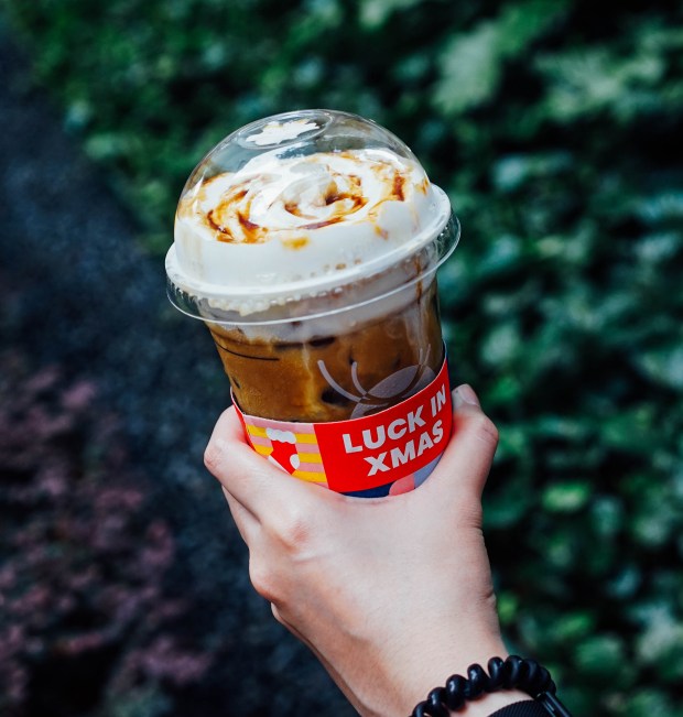 luckin-coffee-christmas-toffee-hazelnut-latte