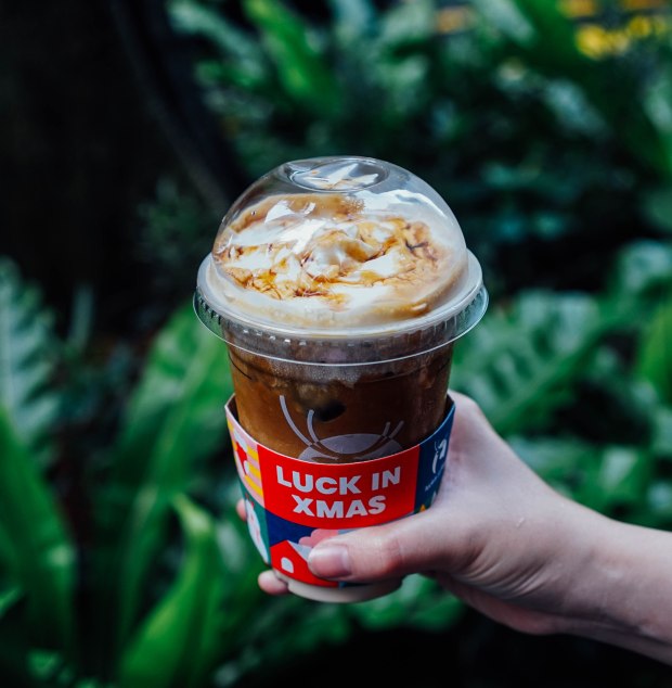 luckin-coffee-christmas-creme-brulee-latte