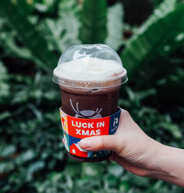 luckin-coffee-christmas-merry-coca-christmas-latte