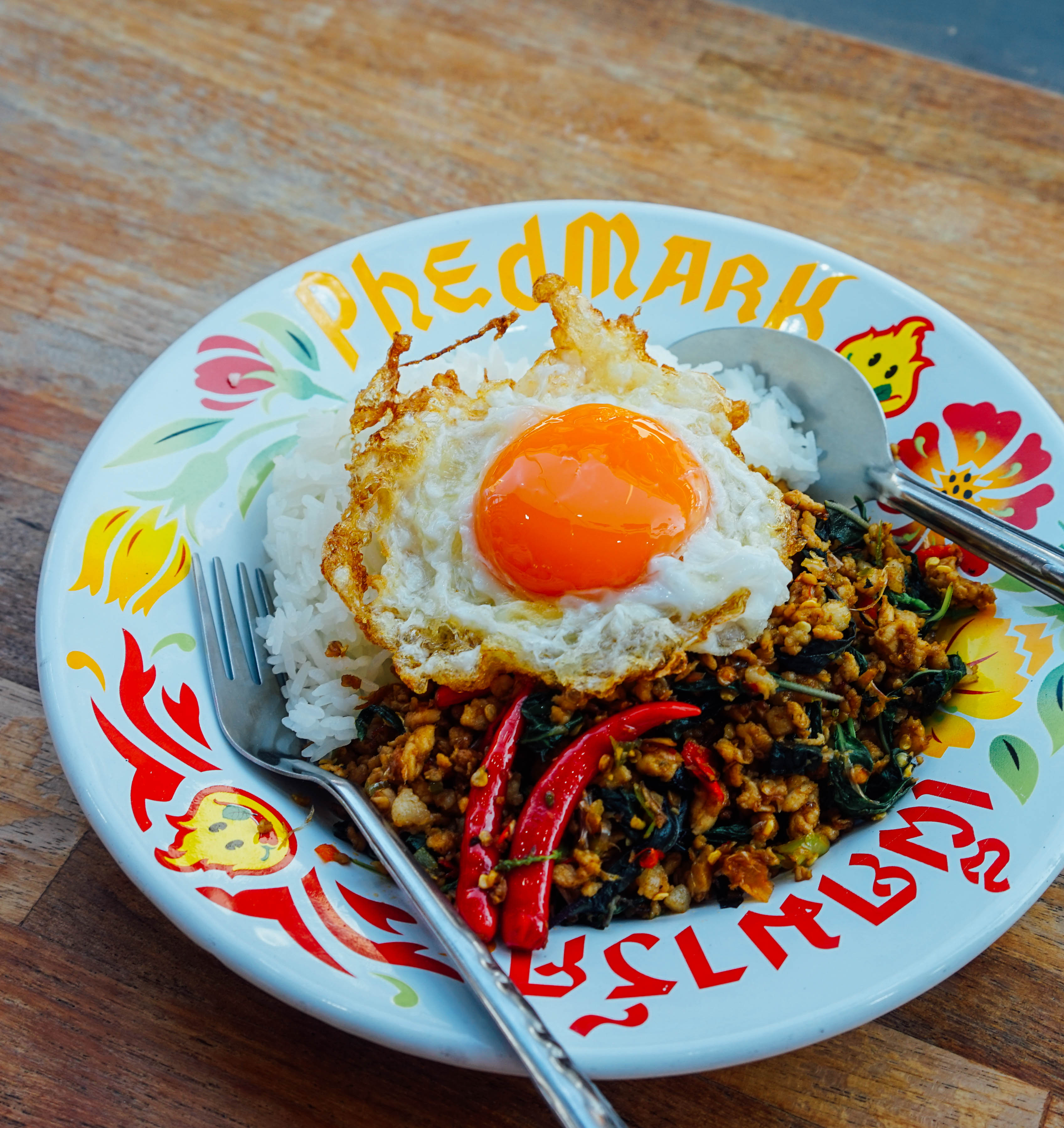 Phed Mark 打拋豬肉飯，附煎蛋