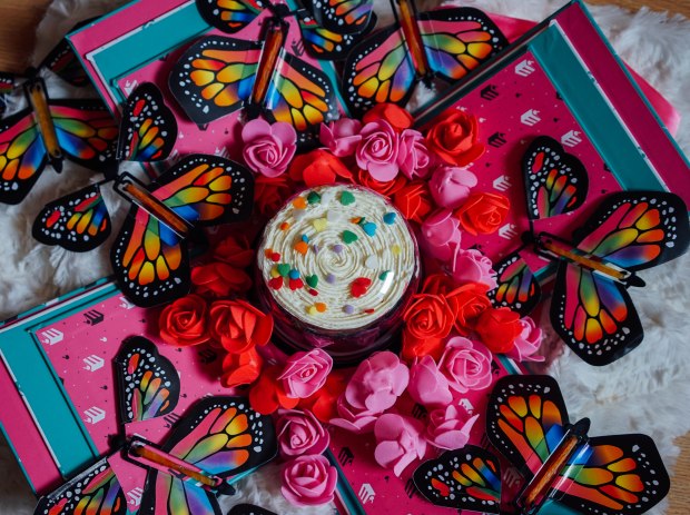 flower-chimp-cake-explosion-gift-box-2