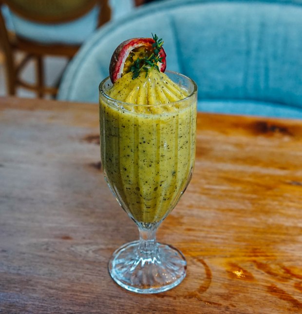 frans-brunch-and-greens-dragonfruit-smoothie